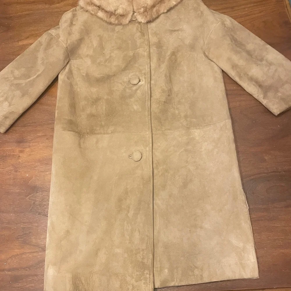 Elegant Tan Suede Coat with Faux Fur Collar - Picture 3 of 16